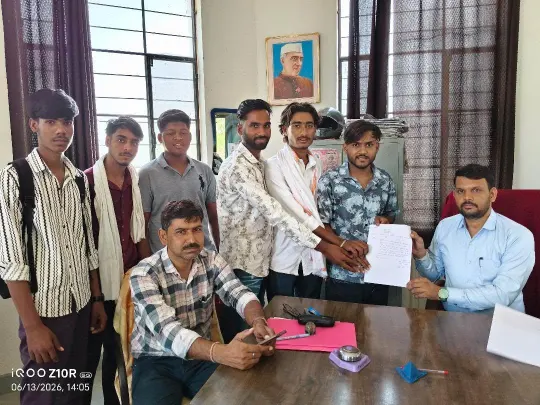 यूजी प्रथम वर्ष प्रवेश प्रक्रिया दस्तावेज सत्यापन तिथि बढ़ाने की मांग को लेकर ज्ञापन सौंपते एबीवीपी कार्यकर्ता