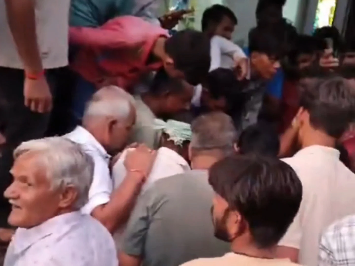 बपावर में नकली नोटों के शक में युवक पकड़ा, वीडियो वायरल