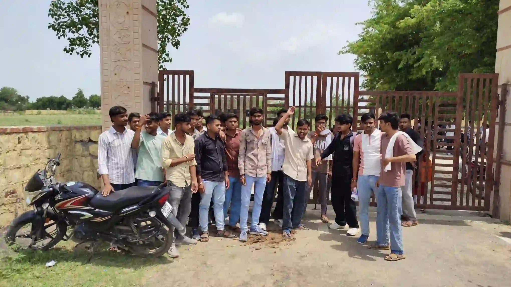 छीपाबड़ौद कॉलेज प्राचार्य नियुक्ति की मांग को लेकर प्रदर्शन करते छात्र