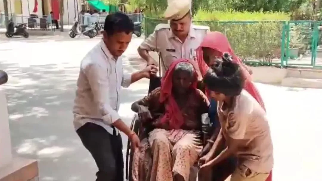 जालोर में 80 वर्षीय दृष्टिहीन महिला की बंद पेंशन शुरू कराने के निर्देश देते कलेक्टर